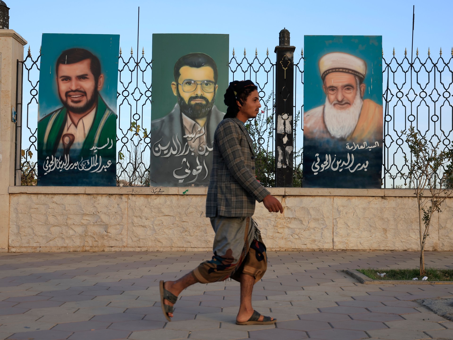 Houthi attacks on Yemeni government forces kill at least 30
