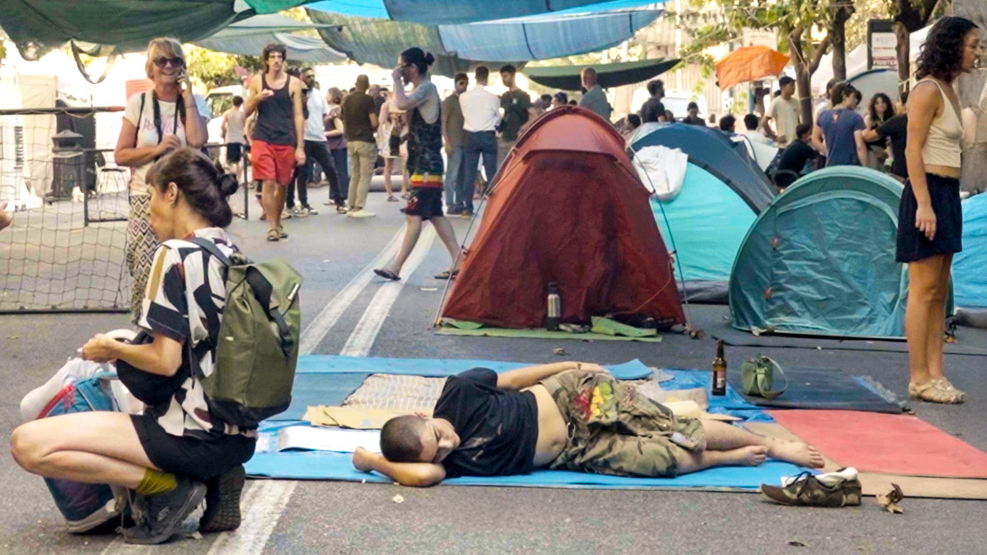 Hundreds forced onto Rome streets amid crackdown on squatted building
